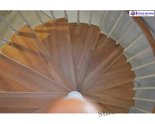 Винтовая лестница Кама сегментированный поручень накладки на ступени бук D1800 H=3550