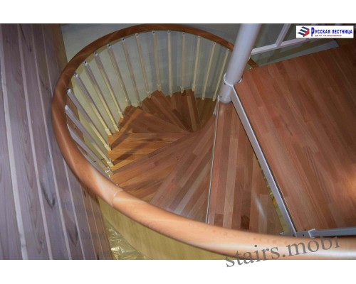 Винтовая лестница Кама сегментированный поручень накладки на ступени бук D1600 H=3550