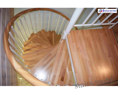 Винтовая лестница Кама сегментированный поручень накладки на ступени бук D1400 H=3340